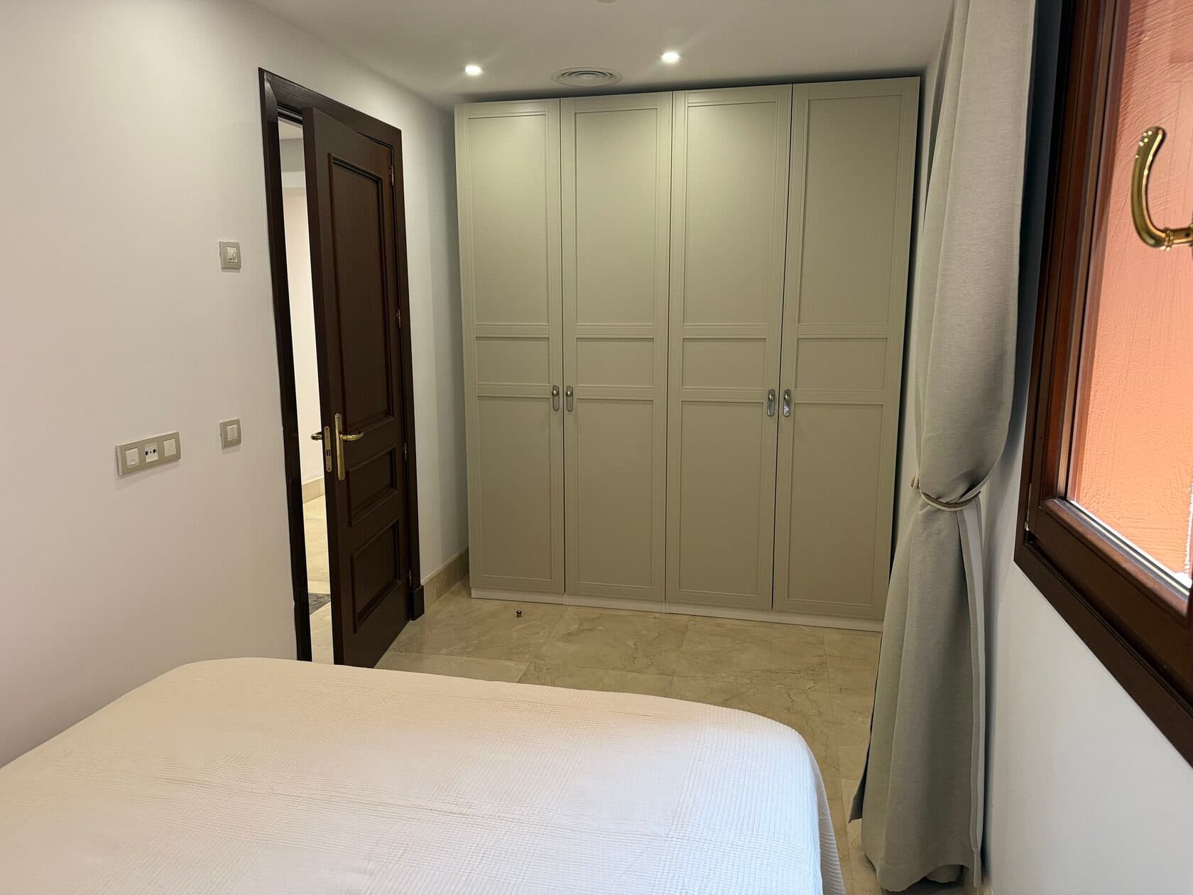 Single bedroom wardrobe and entrance