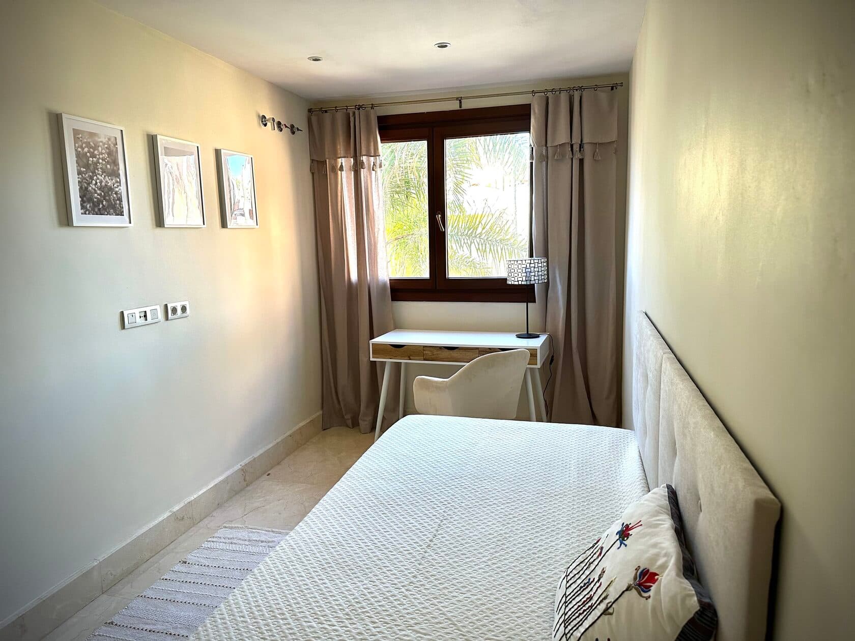 Single bedroom garden-view