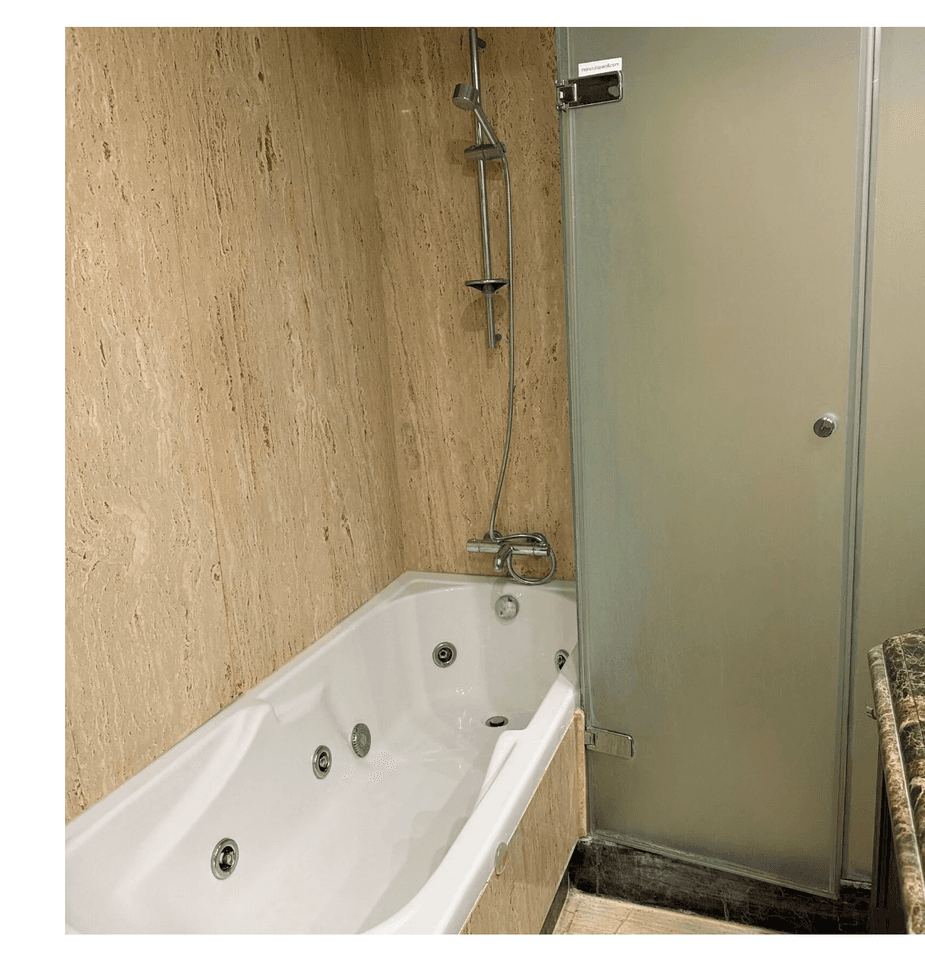 Master bathroom jacuzzi
